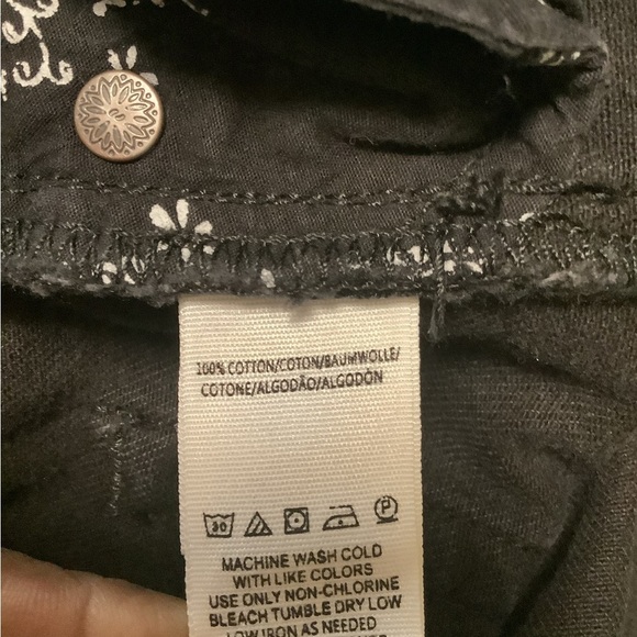 We The Free Women’s black button front 28 boyfriend‎ low rise distressed shorts - Picture 6 of 12